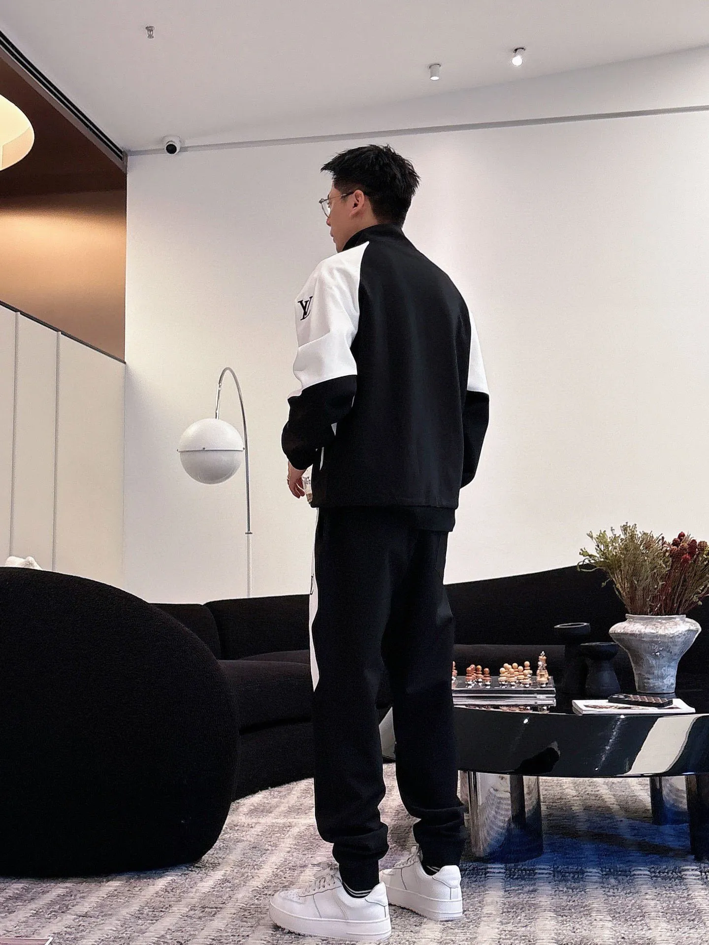 [LV Louis Vuitton] Hot-selling suit is coming. Focus on the original version of the official website. 2025 new hot-selling cardigan and sweatshirt suit. The original order is the best 🇭🇰. It is the meticulous work of top designers. It has a fitting and perfect upper body effect. All-natural high-quality Tencel Roman cotton 100%, close-fitting comfort, noble and elegant! Original hardware embodies elegance and nobility! Counter size: M-3XL (maximum wear up to 190 pounds)